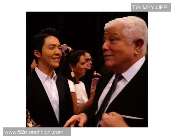 奥斯卡与足球明星亲密合影展现运动与艺术的完美融合